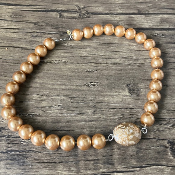 Vintage gold tone faux pearl baroque necklace - Picture 2 of 5